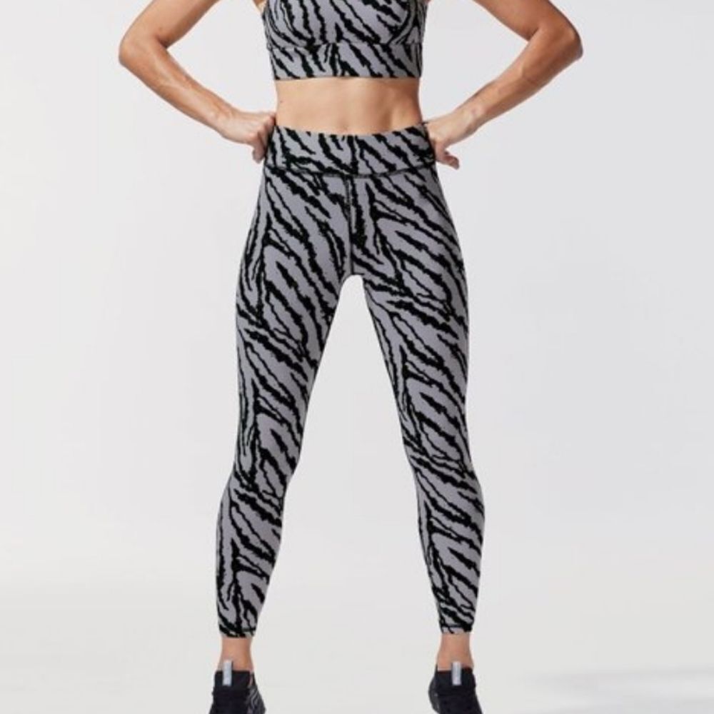 Michi Verve 7/8 Legging in Grey Marble Tiger